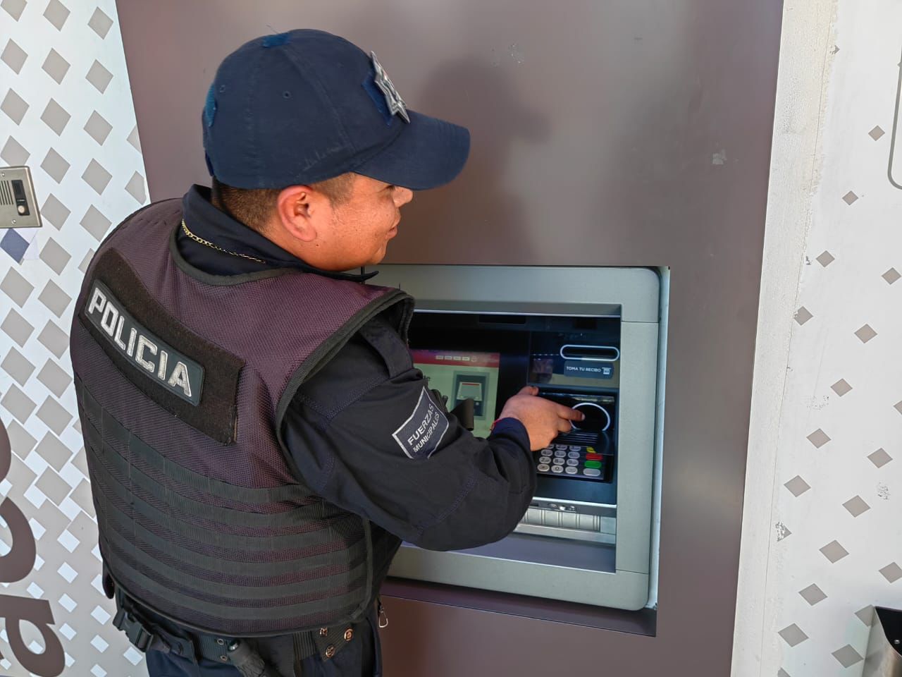 Inmoviliza policía de Chiautempan sobrepuesto en cajero automático